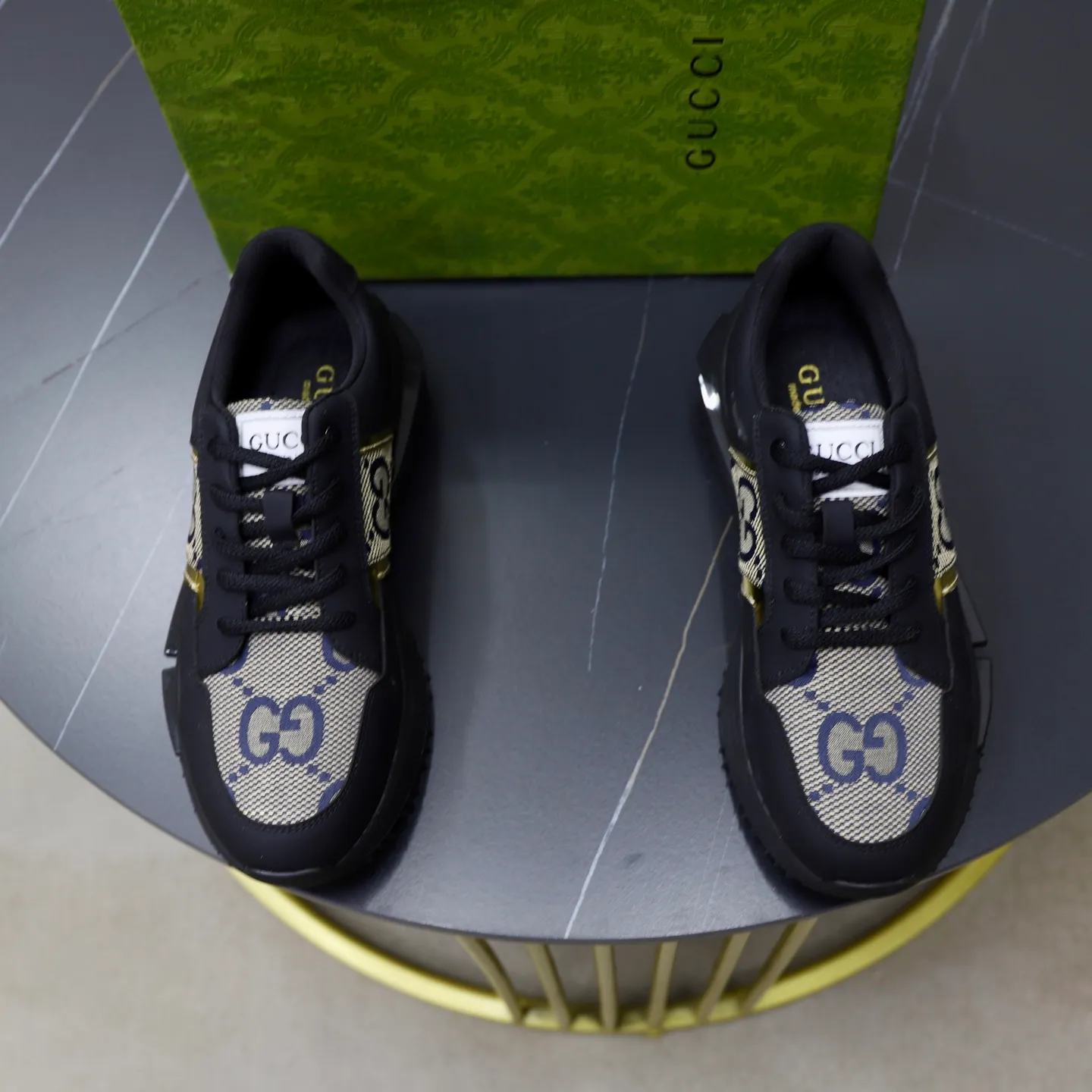 Ex-factory price: 462💰🙅‍♂️🙅‍♂️🙅‍♂️ Brand: GUCCI Standard code: 38-44 (45 customized) Grade: Same as the official website Material: Original material splicing Comfortable and breathable lining Lightweight and wear-resistant sports outsole Style category: Men's fashionable casual shoes Running sneakers Distinguished luxury brand elements Top luxury Color: actual picture color